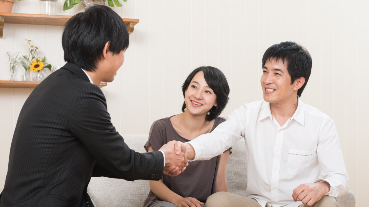 貸主様と握手を交わす賃料減額コンシェルジュのコンサルタント